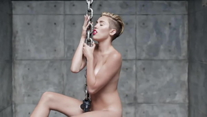 Miley Cyrus in uncensored futanari fisting