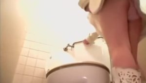 Very hawt japanese amateur bends over in toilet
